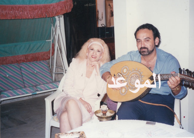 فادي لبنان يدخن شيشة ويعزف على العود لصباح على شرفة المنزل في مصيف «برمانا»