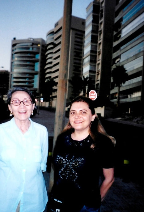 السيدة تميمة سلام والدة رئيس وزراء لبنان الرئيس تمام سلام خلال النزهة اليومية مع مي سربيه على كورنيش رملة البيضاء في بيروت